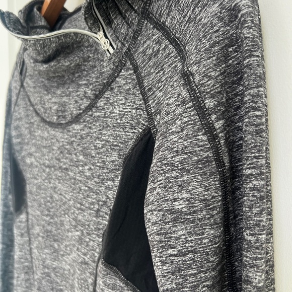 Lululemon Run Back On Track Pullover Heather Black Ponytail Hole Zipper Size 8 - Picture 4 of 10
